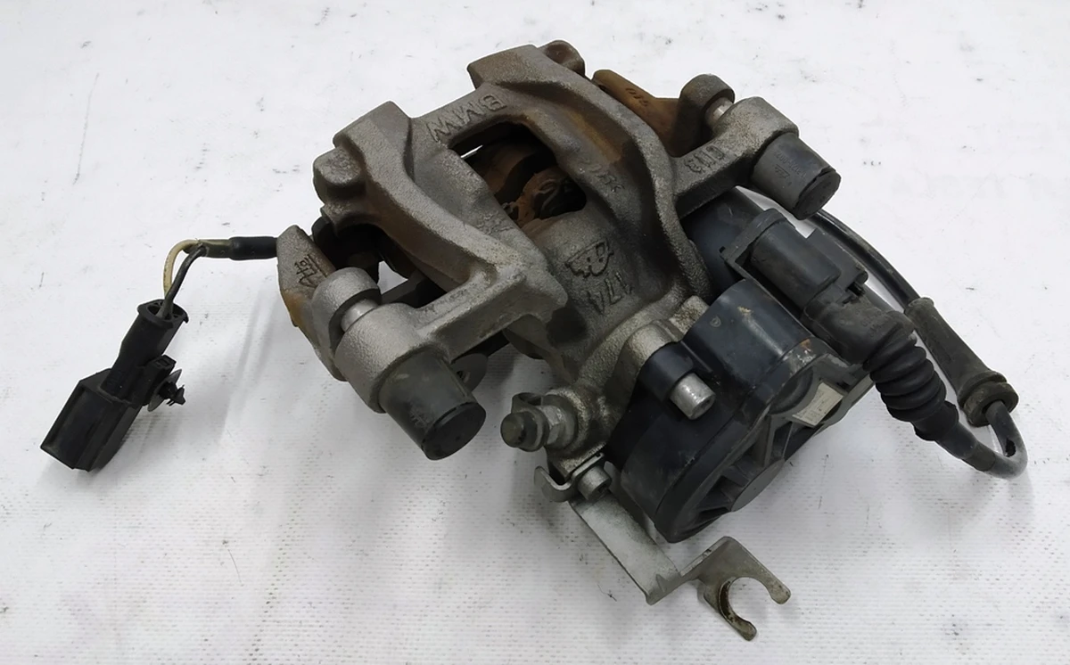 Супорт гальмівний задній лівий в зборі з направляючою колодками супортом стоянкового гальма BMW i3 34216860006