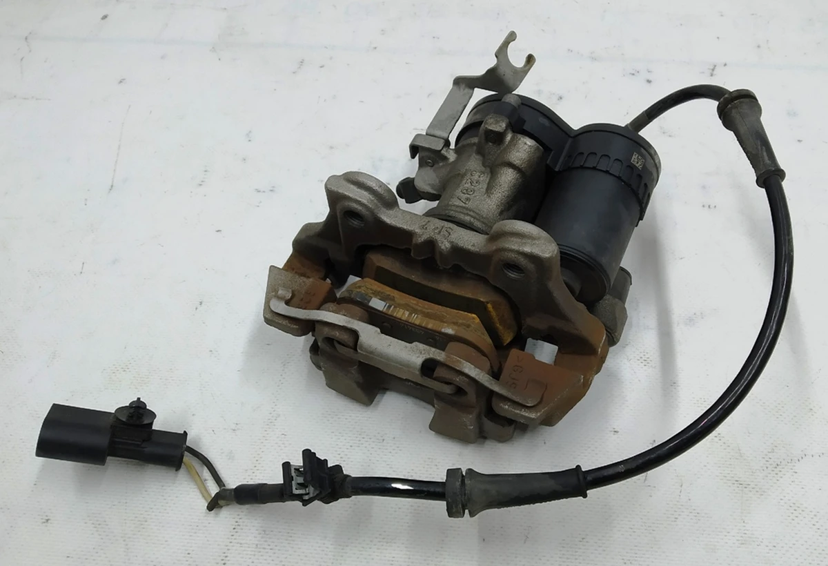 Супорт гальмівний задній лівий в зборі з направляючою колодками супортом стоянкового гальма BMW i3 34216860006