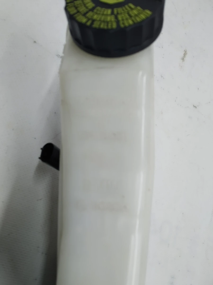 Главный тормозной цилиндр с расширительным бачком и датчиком BMW i3 34336858911