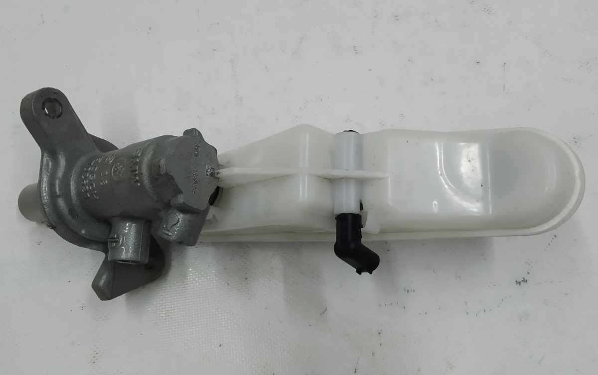 Главный тормозной цилиндр с расширительным бачком и датчиком BMW i3 34336858911