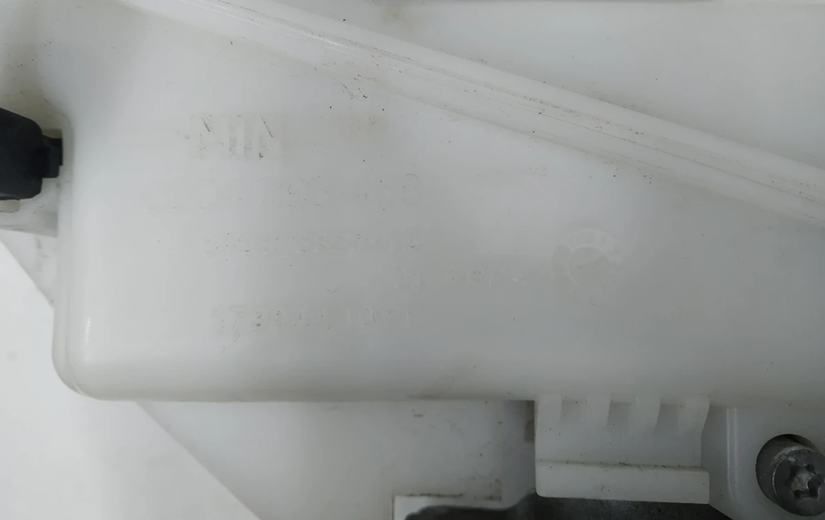 Главный тормозной цилиндр с расширительным бачком и датчиком BMW i3 34336858911