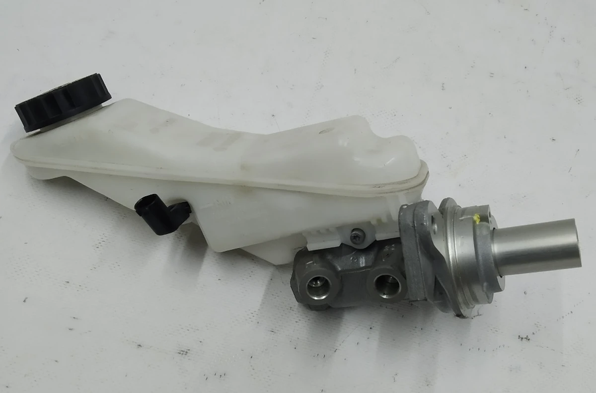 Главный тормозной цилиндр с расширительным бачком и датчиком BMW i3 34336858911