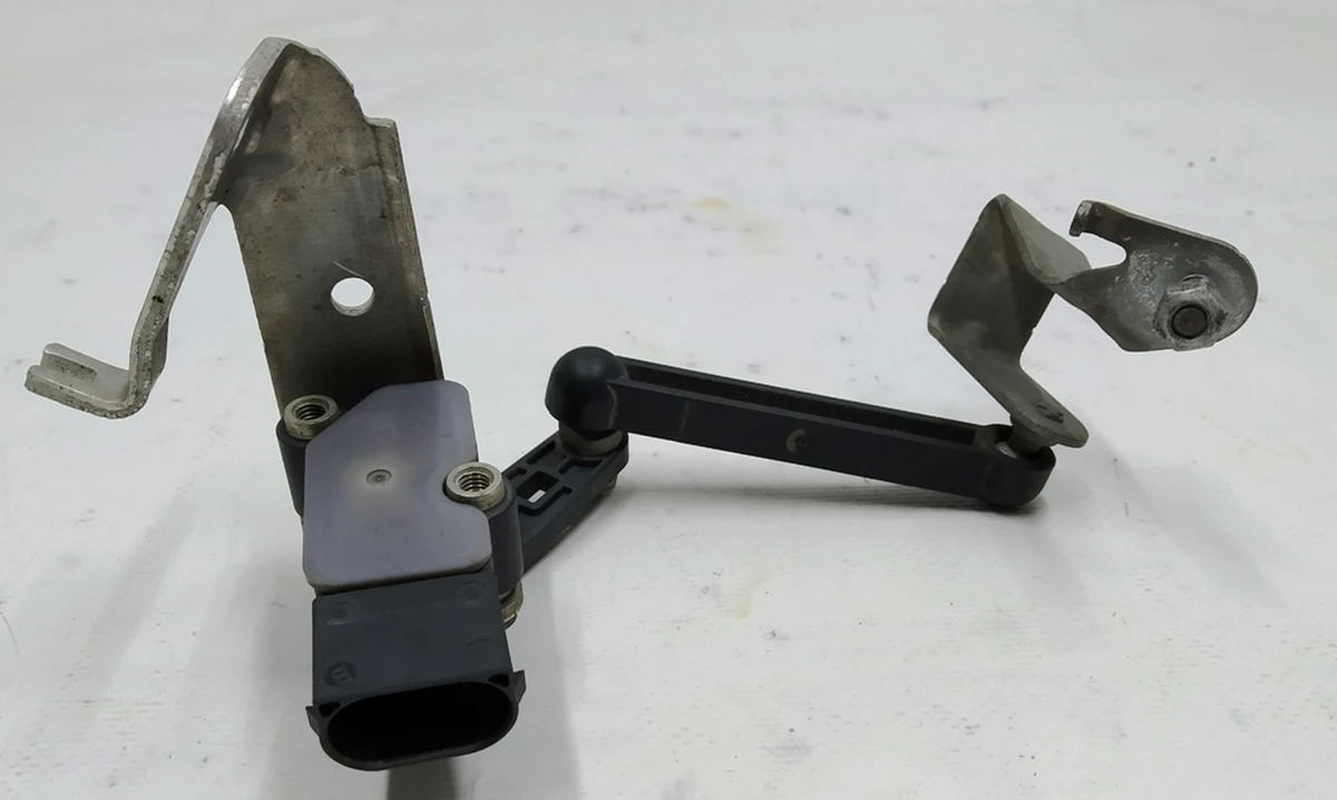 Датчик рівня дорожнього просвіту задній лівий в зборі з кронштейном і важелем BMW i3 37146867646