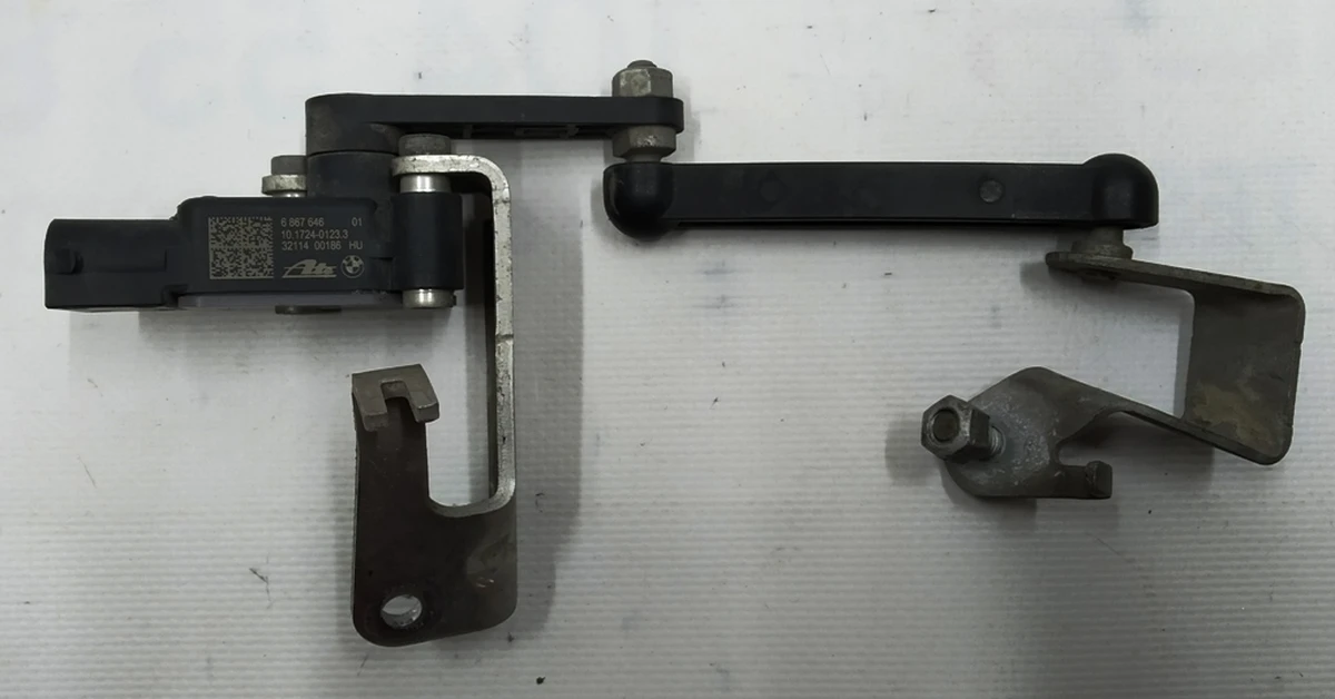 Датчик рівня дорожнього просвіту задній лівий в зборі з кронштейном і важелем BMW i3 37146867646