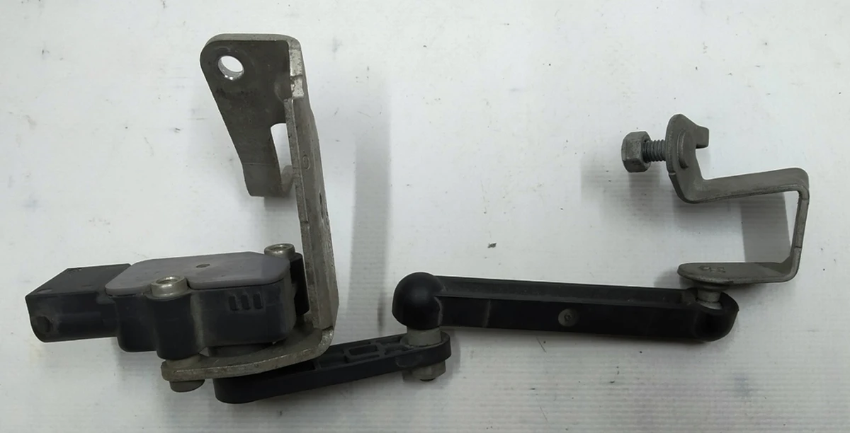 Датчик рівня дорожнього просвіту задній лівий в зборі з кронштейном і важелем BMW i3 37146867646