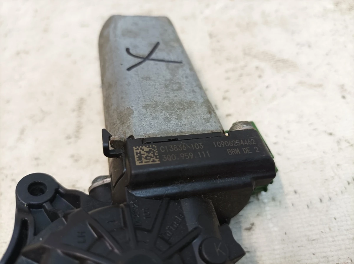 Электродвигатель регулировки высоты сиденья переднего с повреждением Audi Q7 3Q0959111