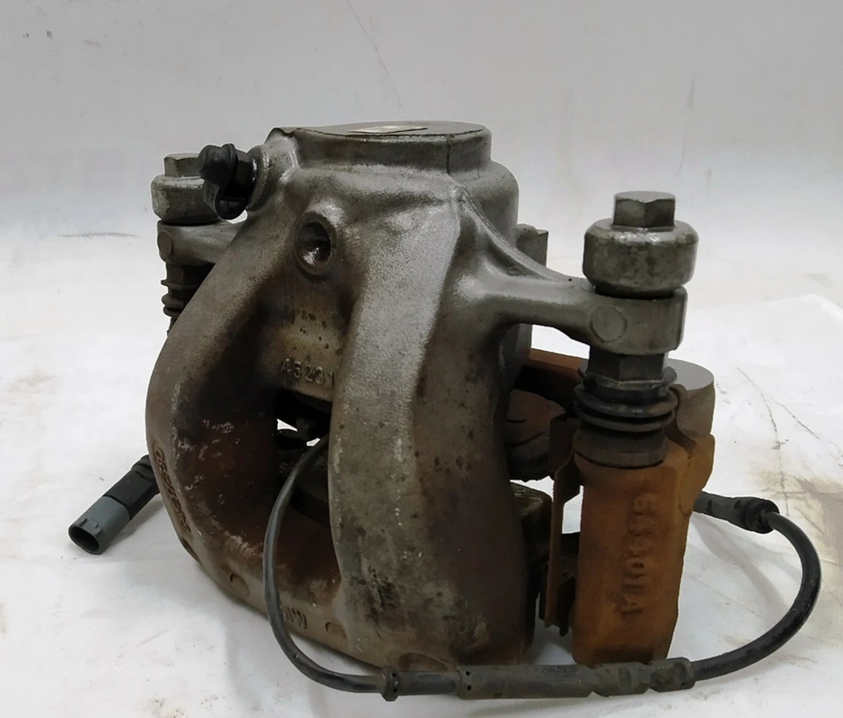 Суппорт тормозной передний левый в сборе с датчиком износа направляющей и колодками  BMW i3 34116860269