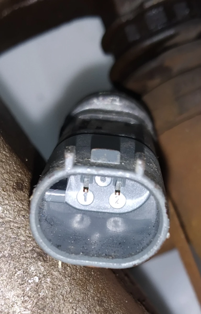 Суппорт тормозной передний левый в сборе с датчиком износа направляющей и колодками  BMW i3 34116860269