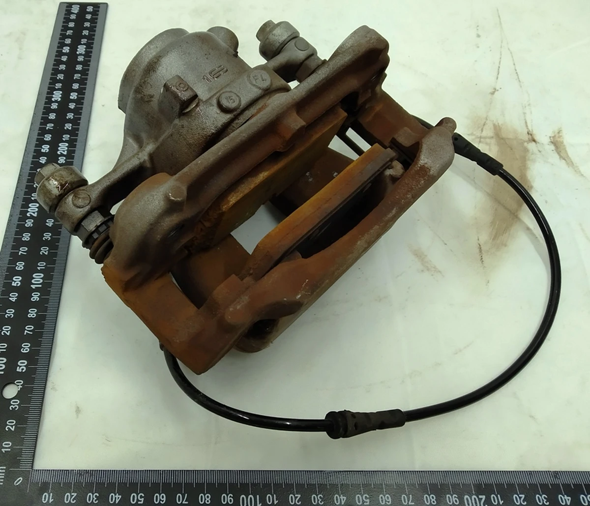 Суппорт тормозной передний левый в сборе с датчиком износа направляющей и колодками  BMW i3 34116860269