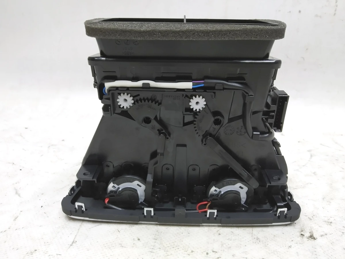 Дефлектор центральной консоли обдува пассажиров 2-го ряда Audi E-tron 4K0819203C