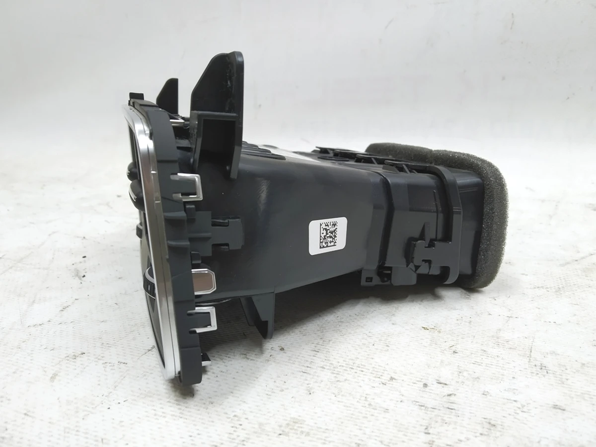 Дефлектор центральної консолі обдування пасажирів 2-го ряду Audi E-tron 4K0819203C