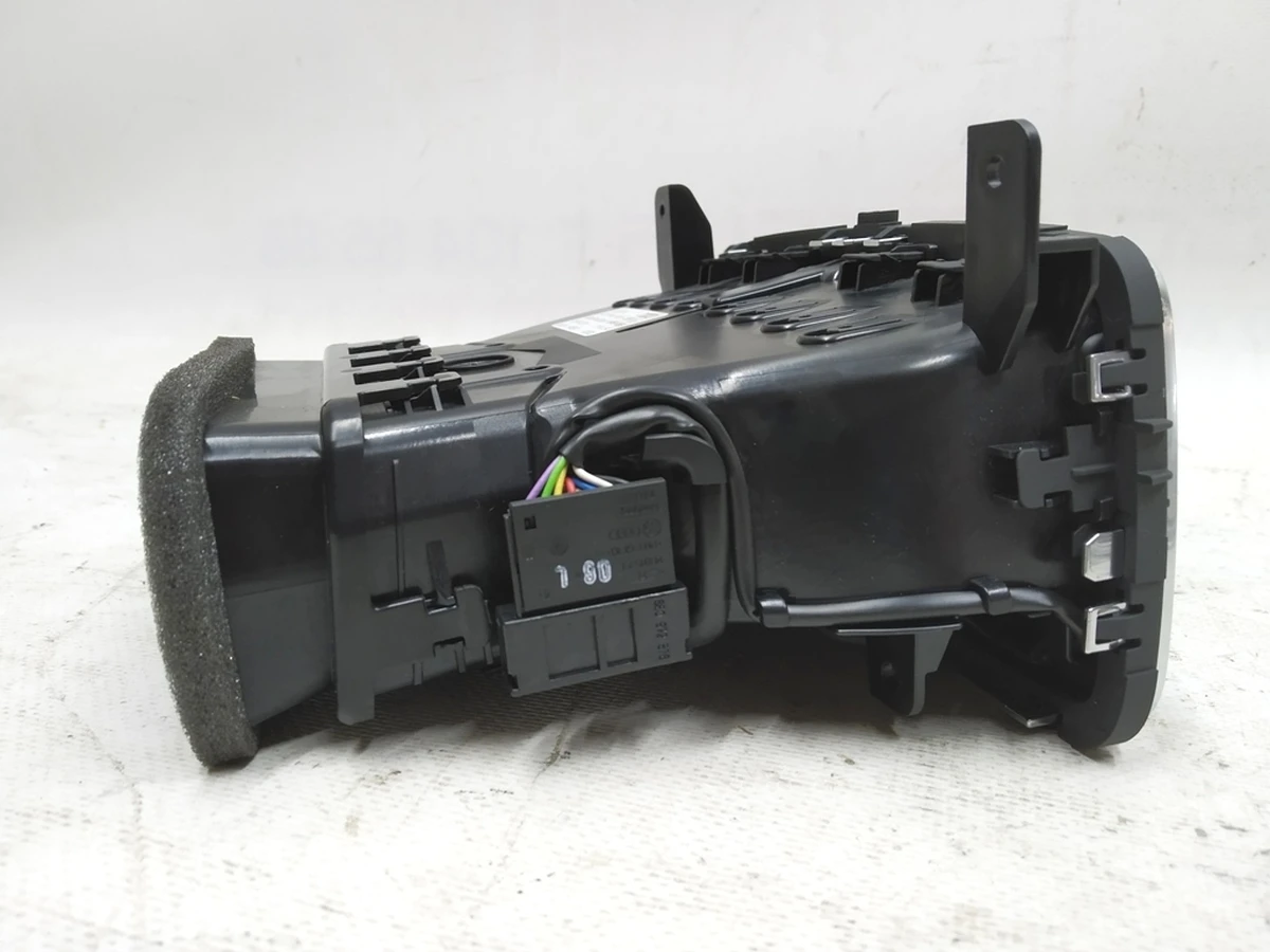 Дефлектор центральной консоли обдува пассажиров 2-го ряда Audi E-tron 4K0819203C