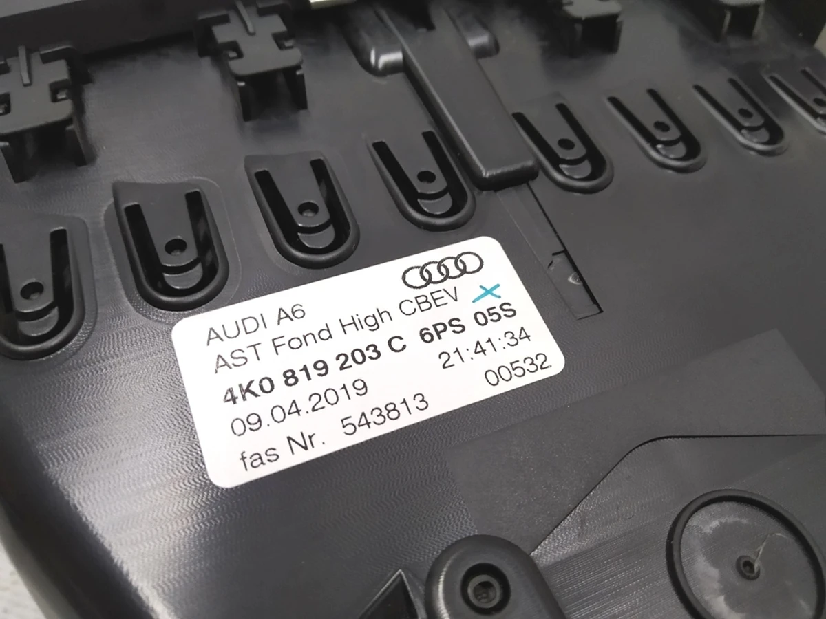 Дефлектор центральной консоли обдува пассажиров 2-го ряда Audi E-tron 4K0819203C