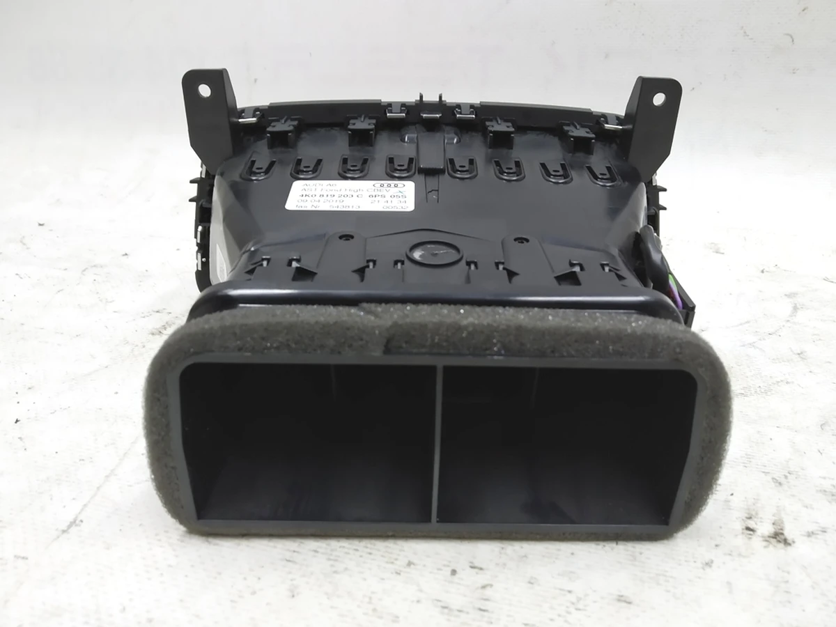 Дефлектор центральной консоли обдува пассажиров 2-го ряда Audi E-tron 4K0819203C