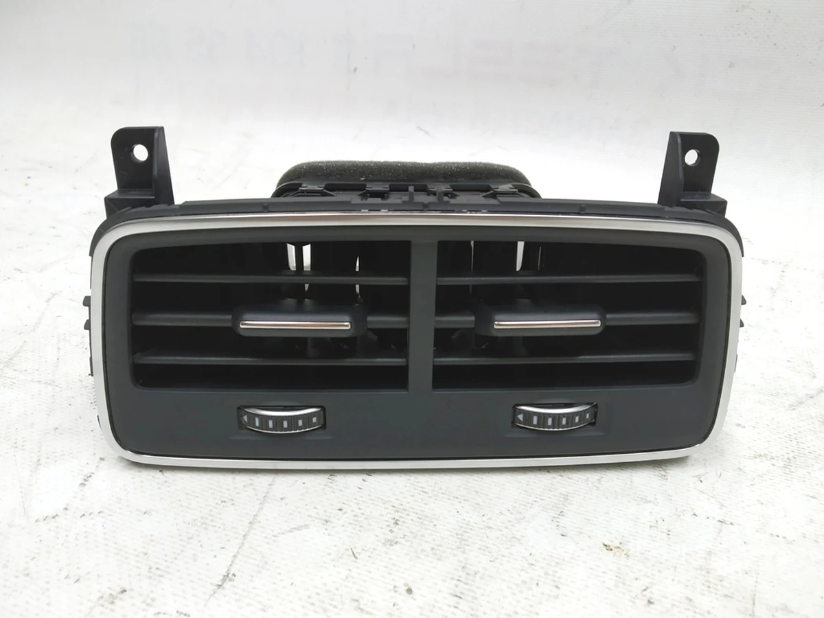 Дефлектор центральной консоли обдува пассажиров 2-го ряда Audi E-tron 4K0819203C