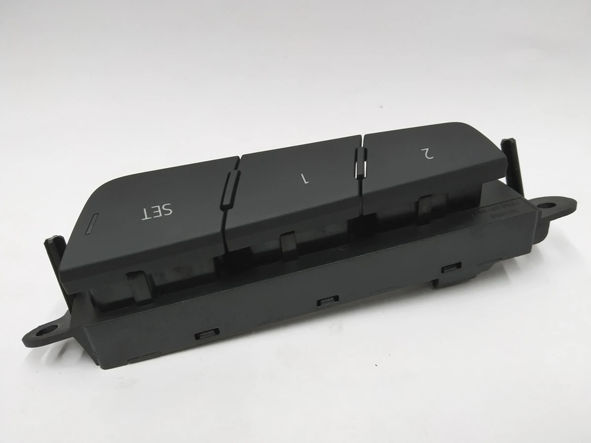 Кнопки переключения блока памяти механизма регулировки сидения слева Audi E-tron 4K0959769