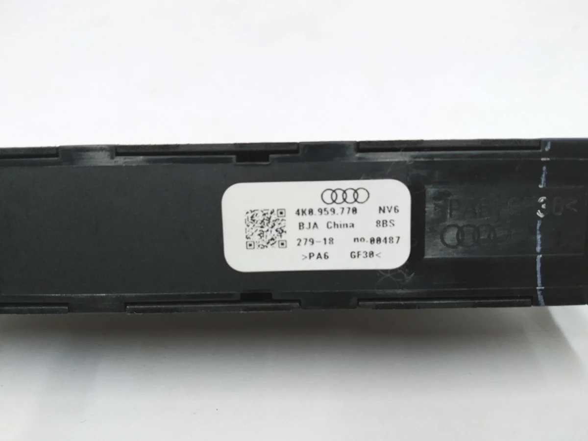 Кнопки перемикання блоку пам'яті механізму регулювання сидіння праворуч Audi E-tron 4K0959770