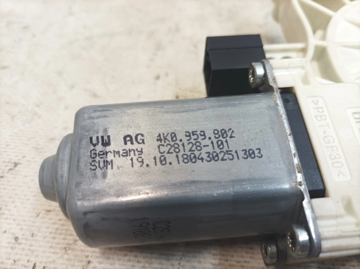 Электродвигатель стеклоподъёмника переднего заднего левого с повреждением Audi A7 4K0959802