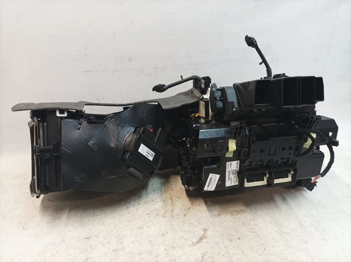 Система обігріву та кондиціювання салону (пічка) у зборі без теплообмінника Audi E-tron 4K1820005R