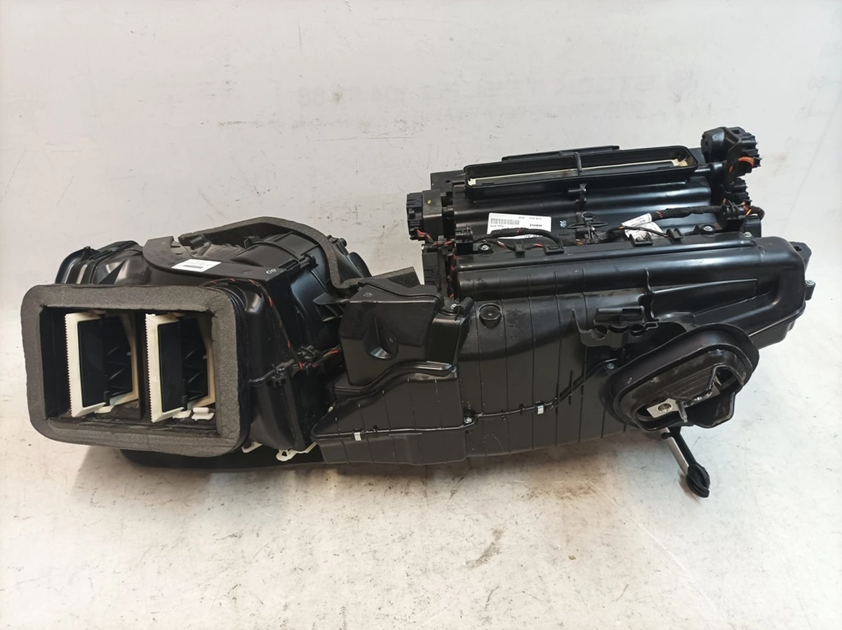 Interior heating and air conditioning system (stove) assembly without heat exchanger Audi E-tron 4K1820005R