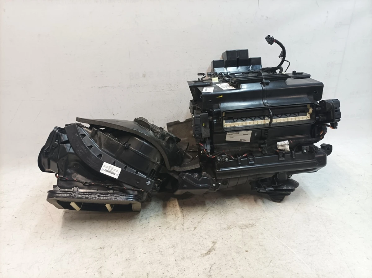 Interior heating and air conditioning system (stove) assembly without heat exchanger Audi E-tron 4K1820005R