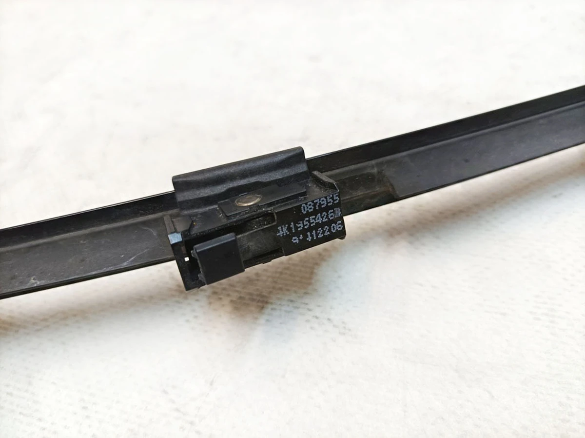 Щётка стеклоочистителя (незначительный износ) Audi E-tron 4K1955425D