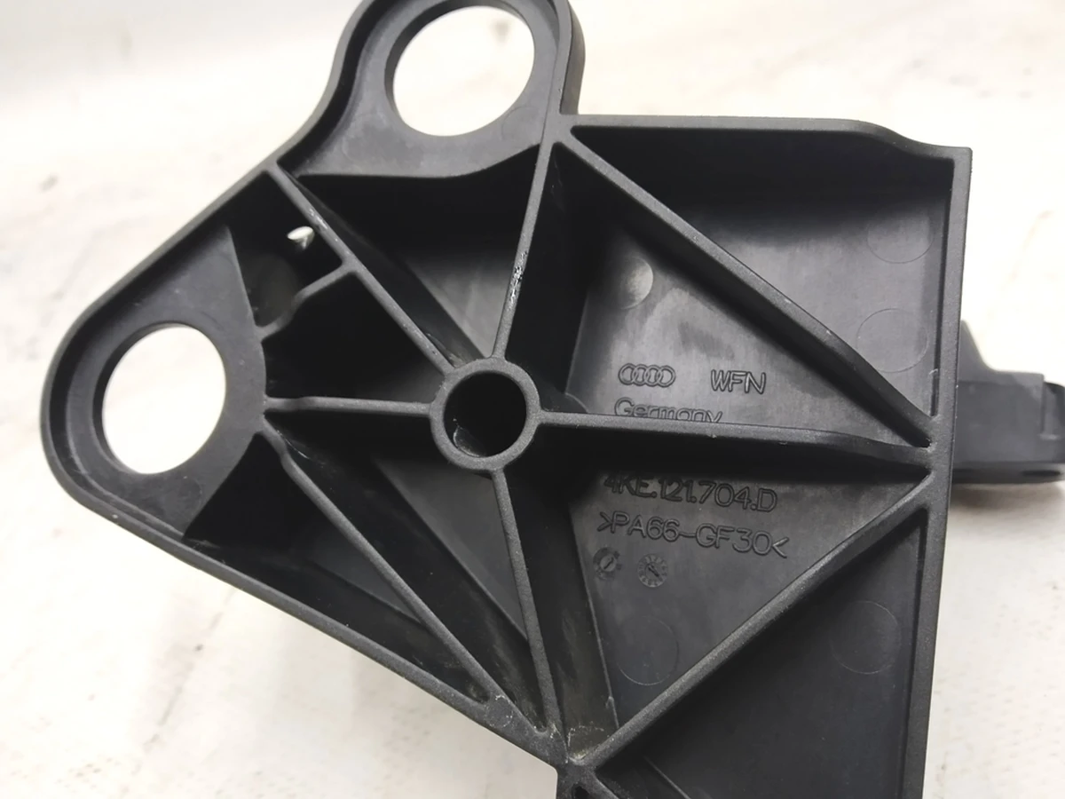 Кронштейн насоса основний Audi E-tron 4KE121704D