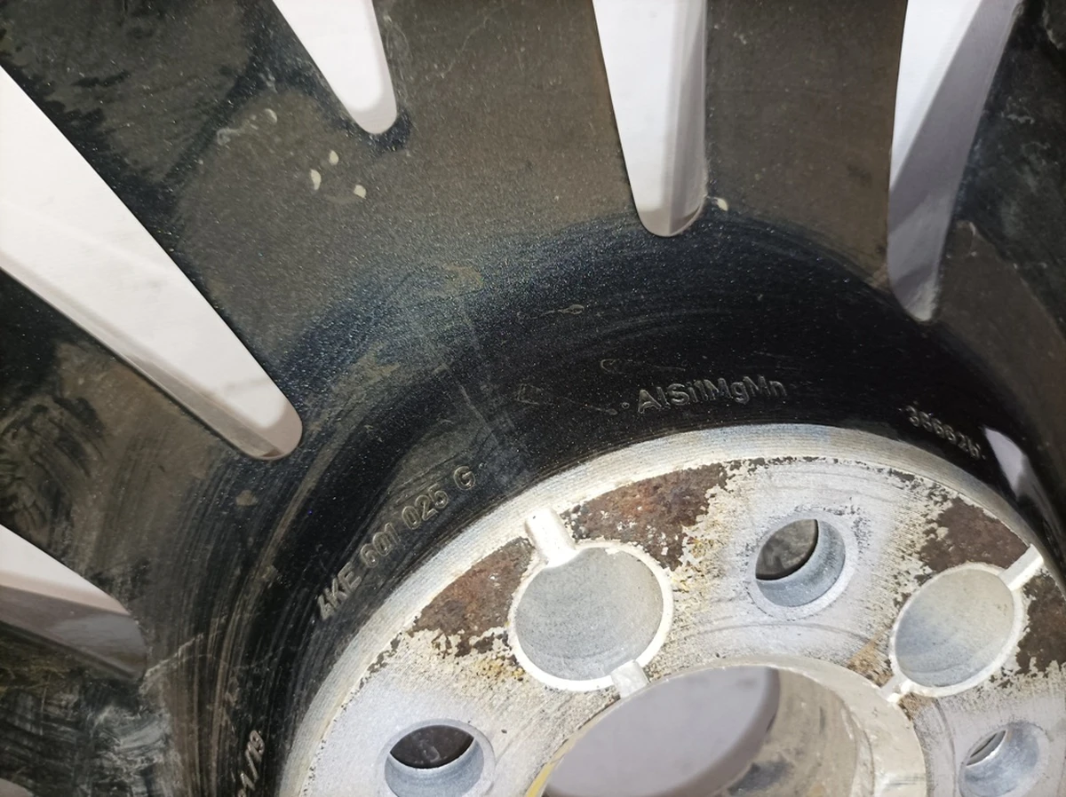 Диск алюмінієвий E9,5JX21H2 ET36 дрібні пошкодження Код кольору: JG3 Audi E-tron 4KE601025G