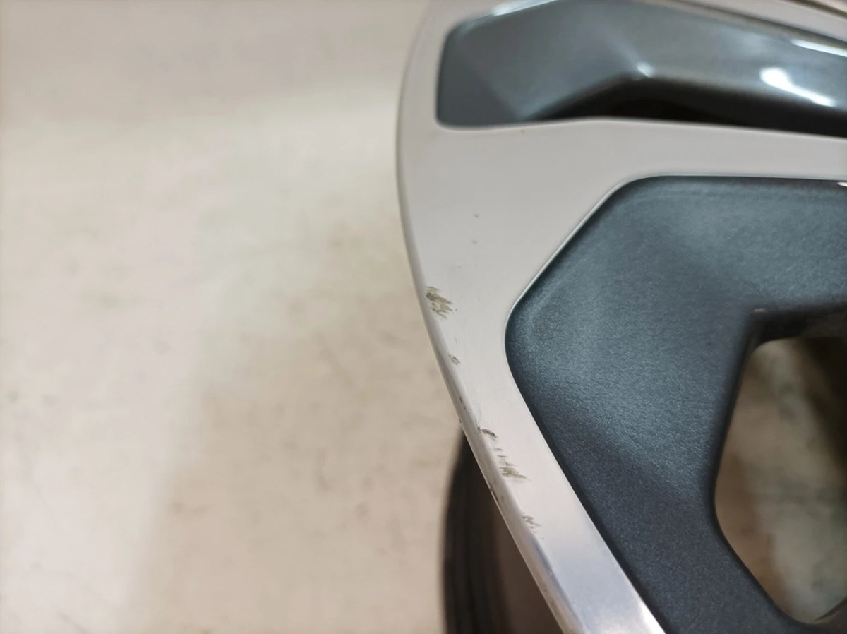 Диск алюмінієвий E9,5JX21H2 ET36 дрібні пошкодження Код кольору: JG3 Audi E-tron 4KE601025G