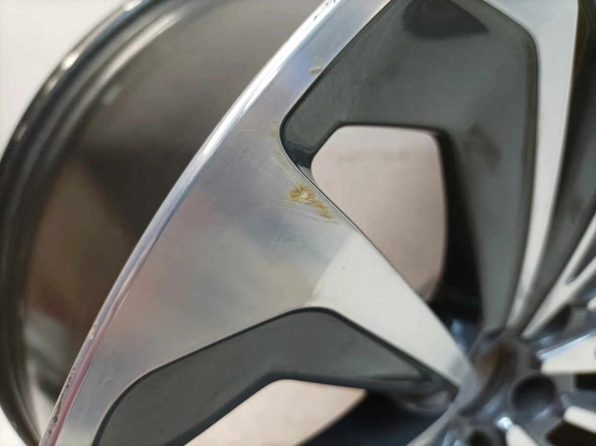 Диск алюмінієвий E9,5JX21H2 ET36 дрібні пошкодження Код кольору: JG3 Audi E-tron 4KE601025G