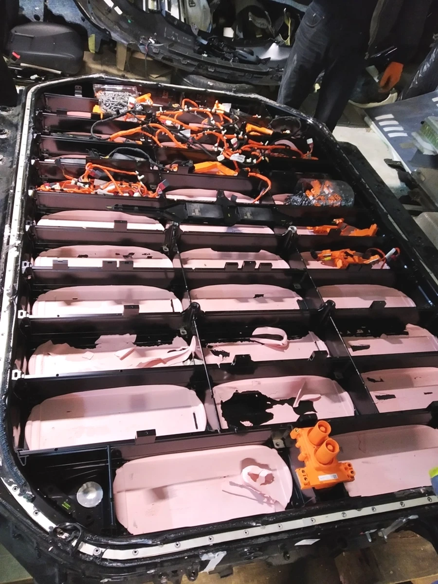 Корпус високовольтної АКБ у зборі з верхньою частиною без модулів Audi E-tron 4KE801967