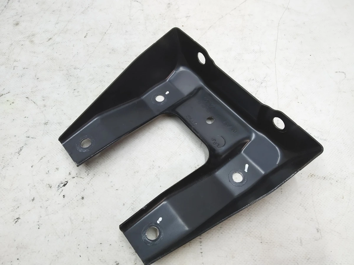 Кронштейн високовольтний АКБ середній Audi E-tron 4KE802147