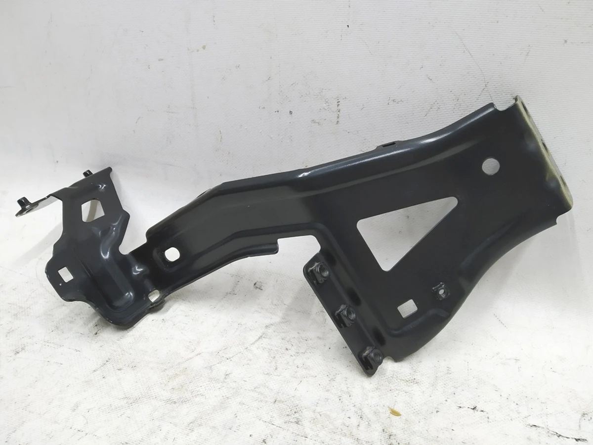 Кронштейн крыла правый Audi E-tron 4KE803504