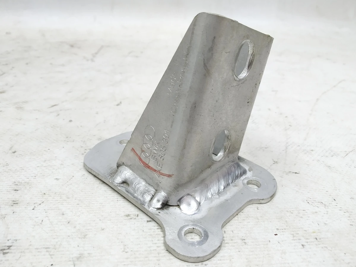 Кронштейн-адаптер передней несущей панели левый Audi E-tron 4KE806391