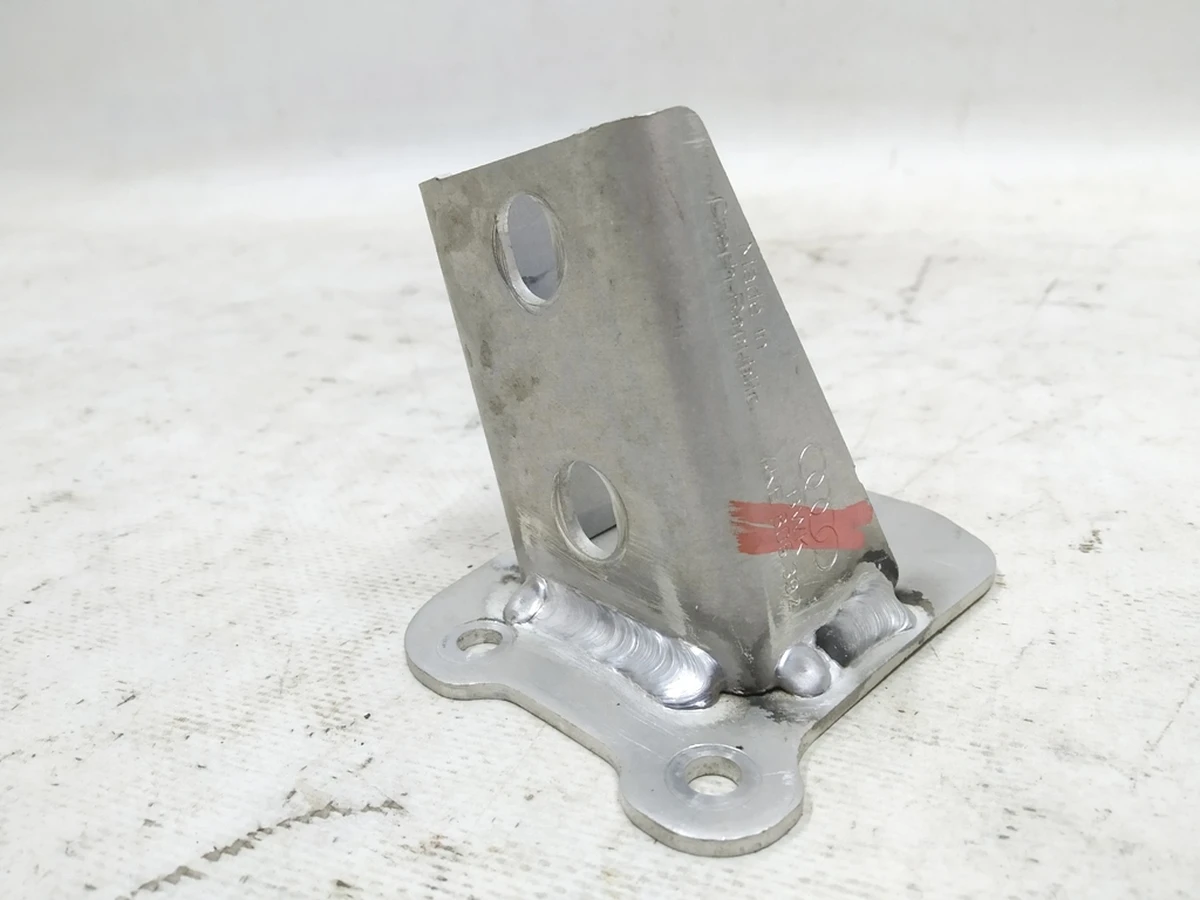 Кронштейн-адаптер передней несущей панели правый Audi E-tron 4KE806392