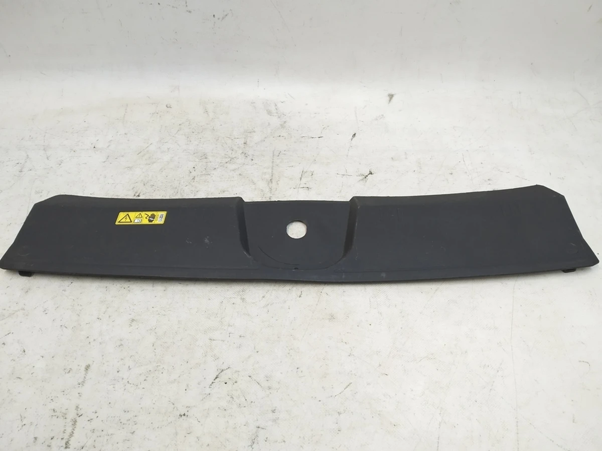 Облицовка подкапотного пространства с повреждением Audi E-tron 4KE807081