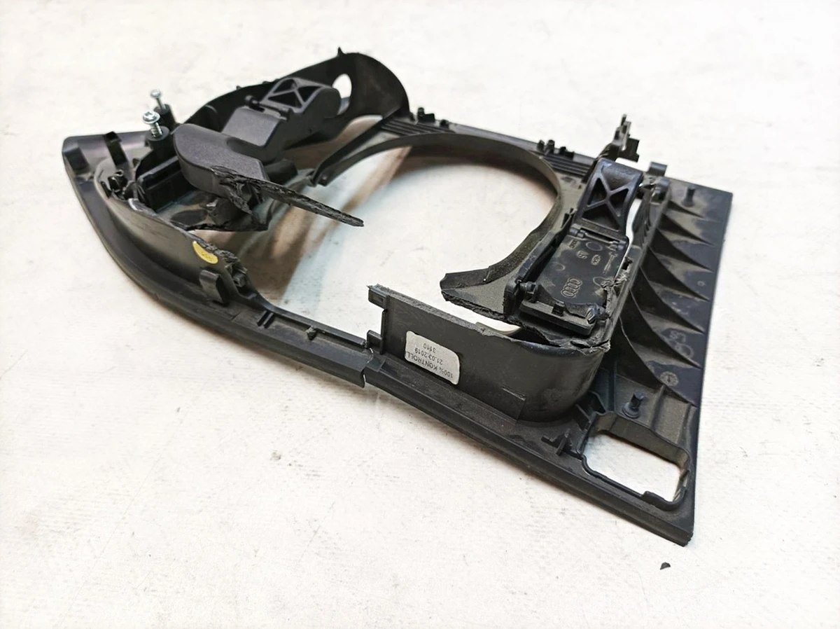 Люк порту заряджання з пошкодженням Audi E-tron 4KE810001