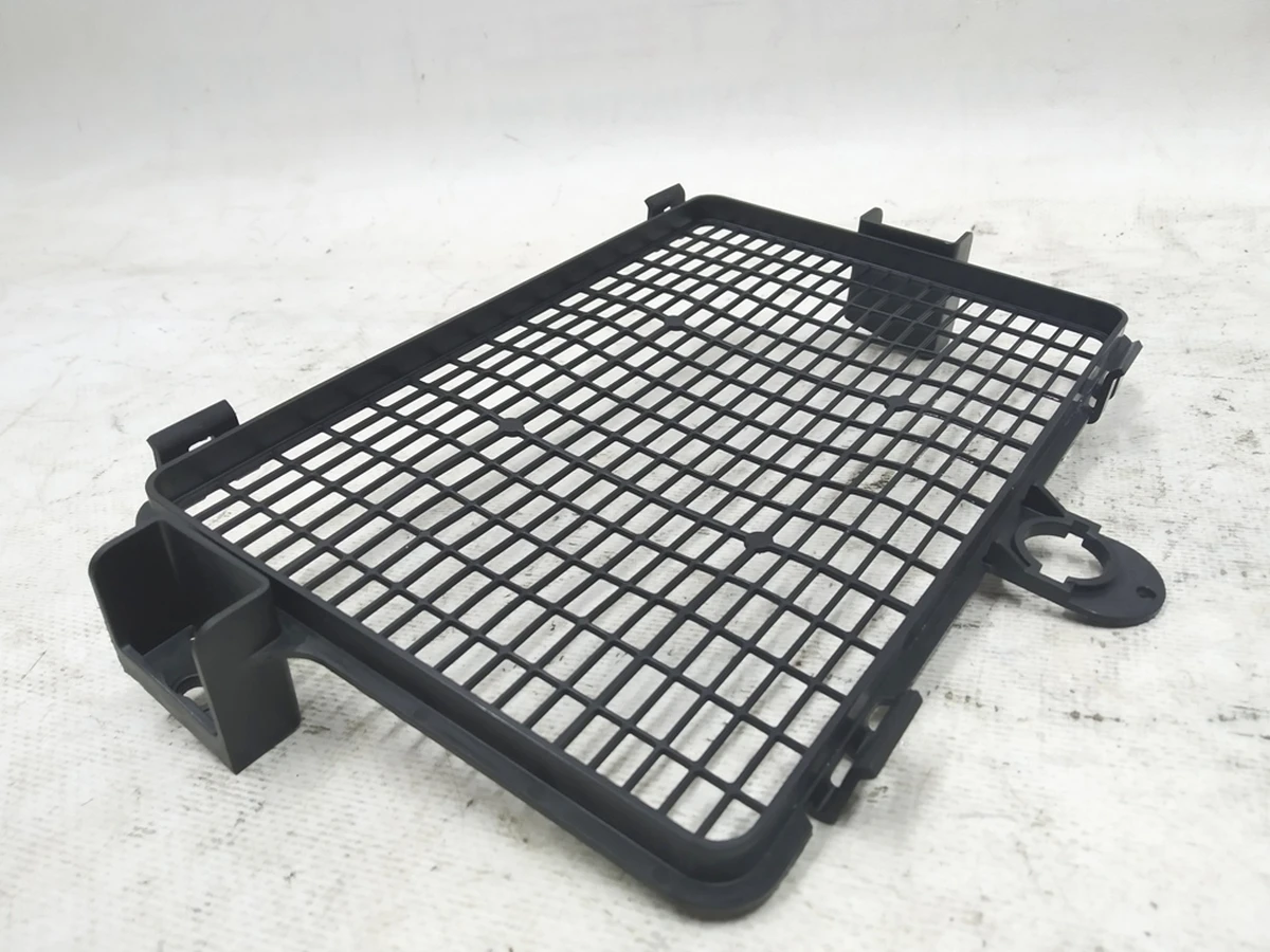 Решітка захисна системи припливної вентиляції Audi E-tron 4KE819408