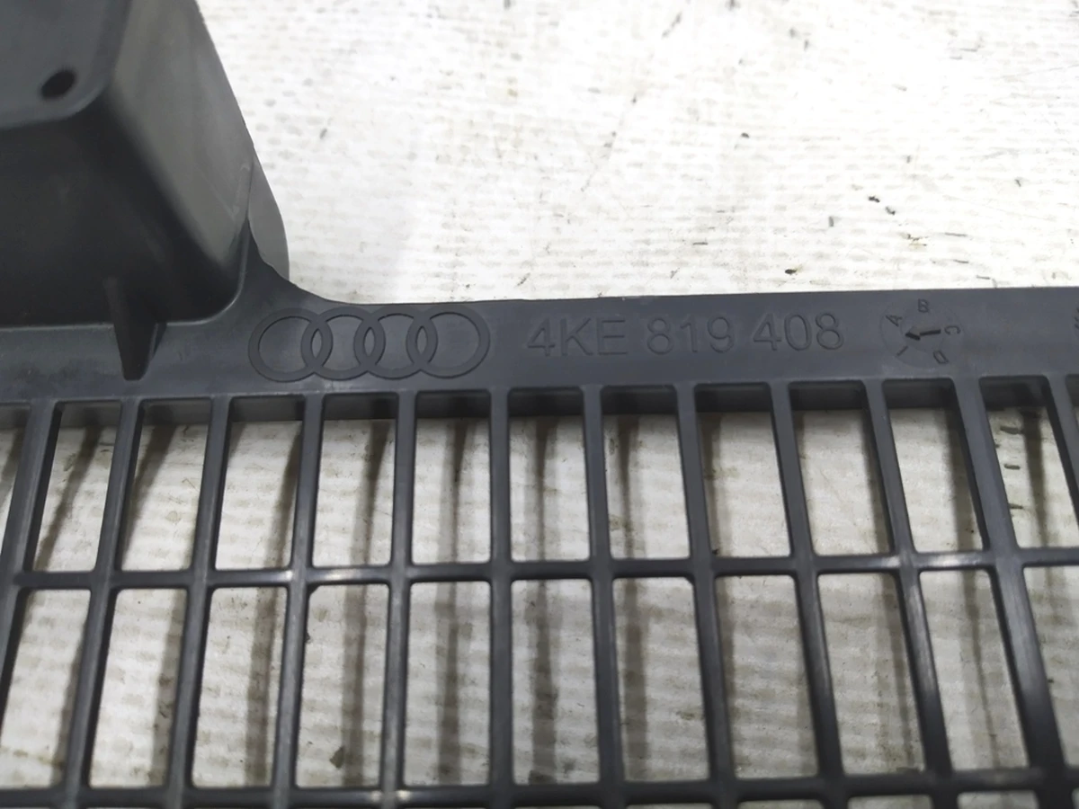 Решітка захисна системи припливної вентиляції Audi E-tron 4KE819408
