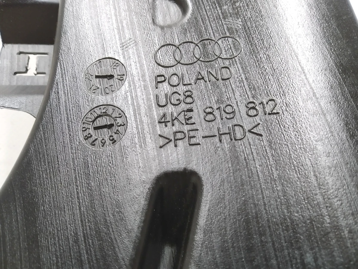 Воздуховод стойки B средний правый Audi E-tron 4KE819812