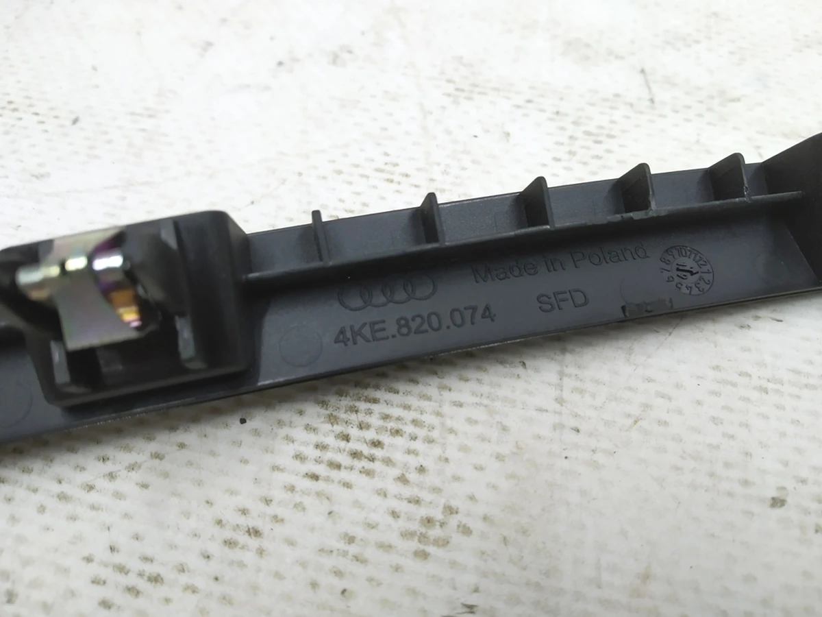 Декоративна накладка передньої панелі ліва Audi E-tron 4KE820074