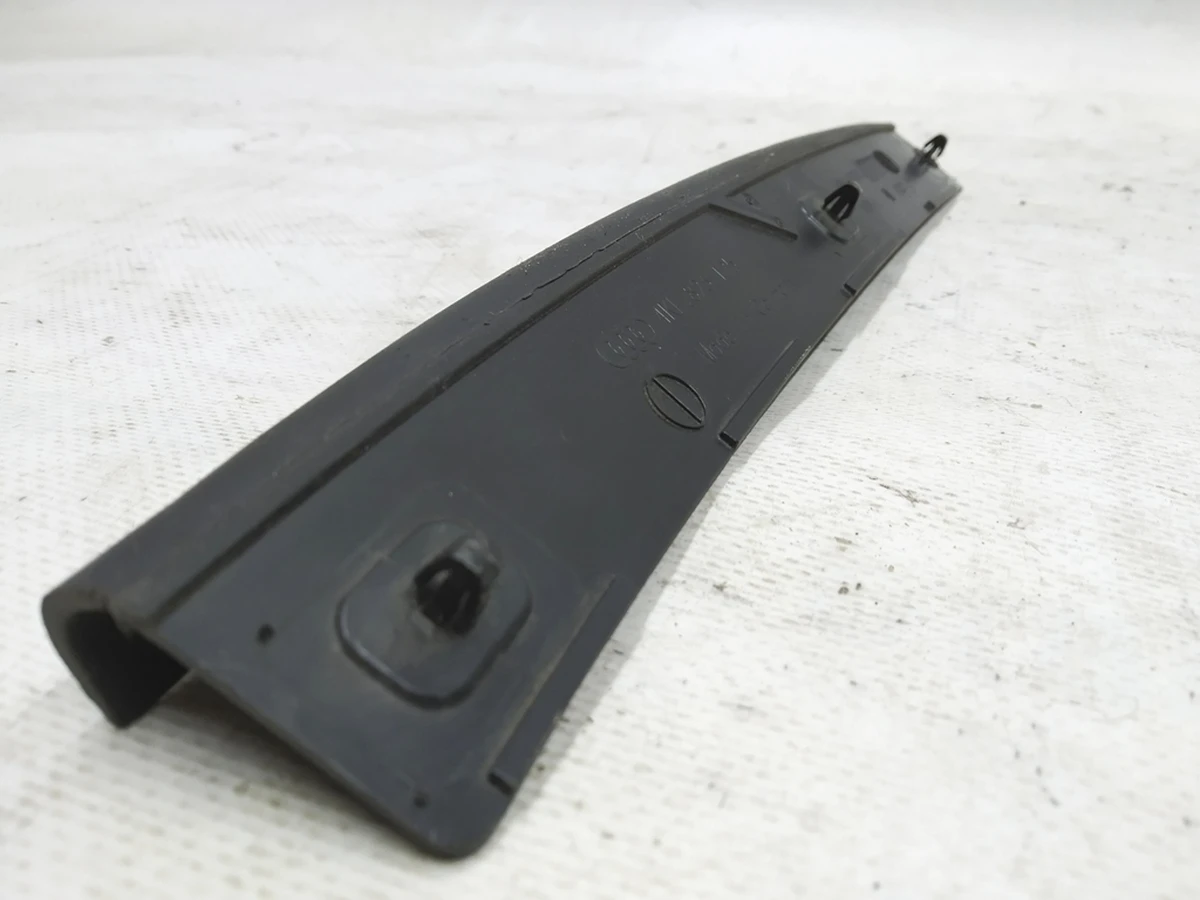 Накладка ущільнювача капота ліва Audi E-tron 4KE823125