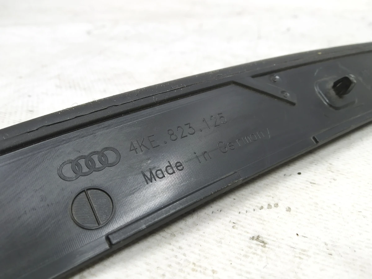 Накладка ущільнювача капота ліва Audi E-tron 4KE823125