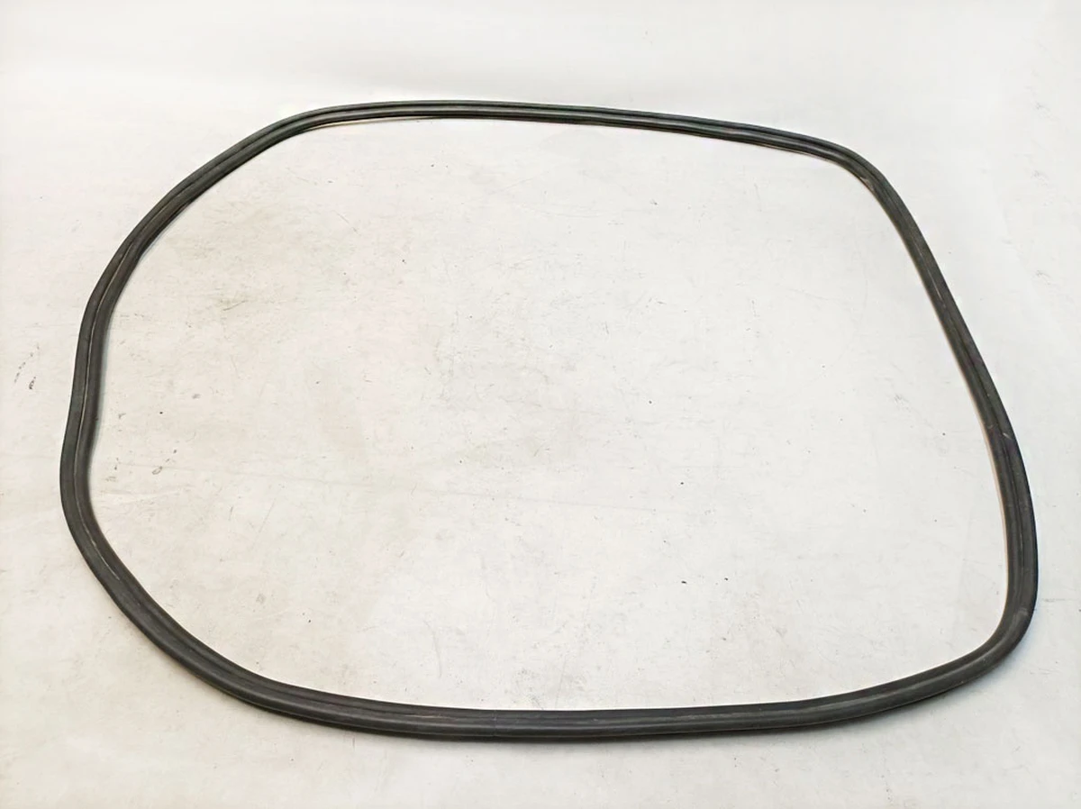 Damaged trunk lid seal Audi E-tron 4KE827705A