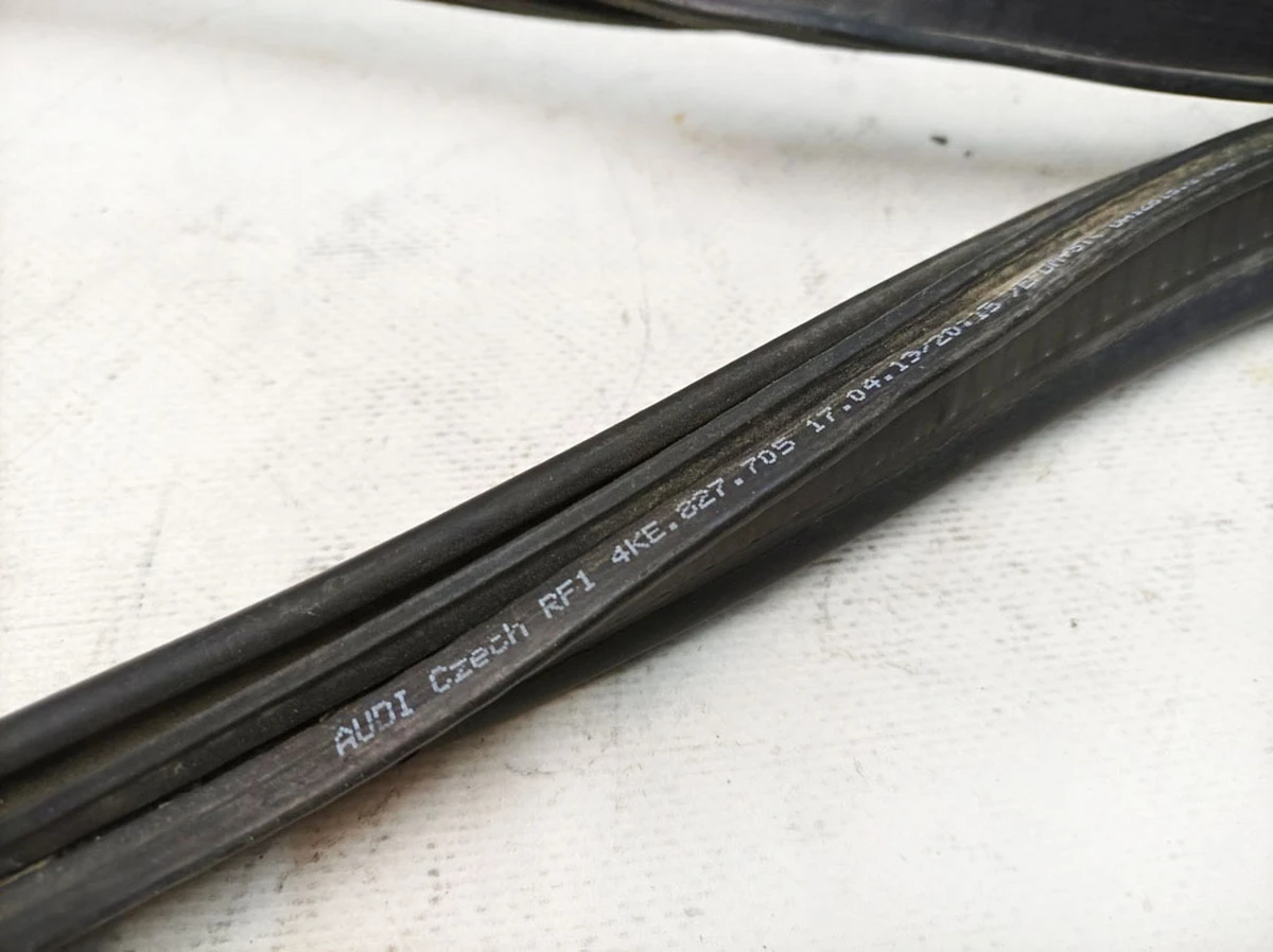 Damaged trunk lid seal Audi E-tron 4KE827705A