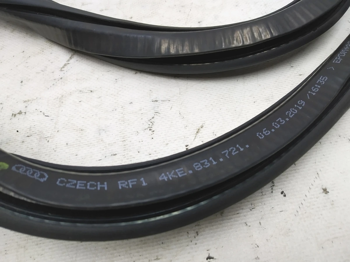 Front inner door seal left and right with damage Audi E-tron 4KE831721A