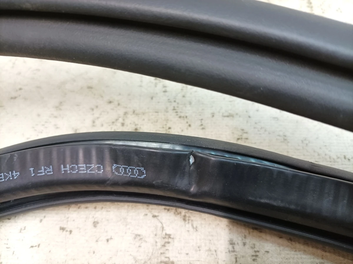 Front inner door seal left and right with damage Audi E-tron 4KE831721A
