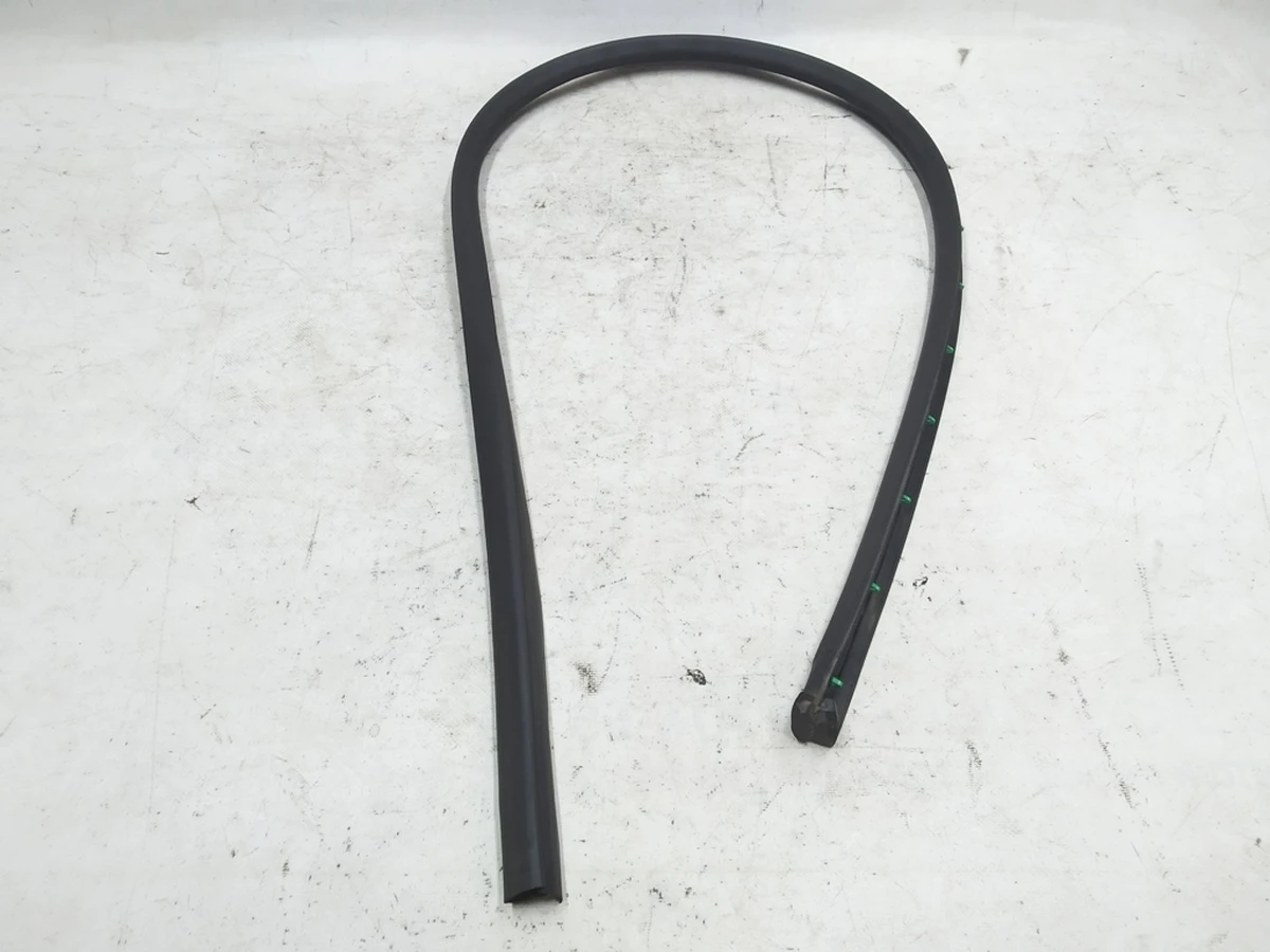 Ущільнювач для порогу лівий Audi E-tron 4KE833177B