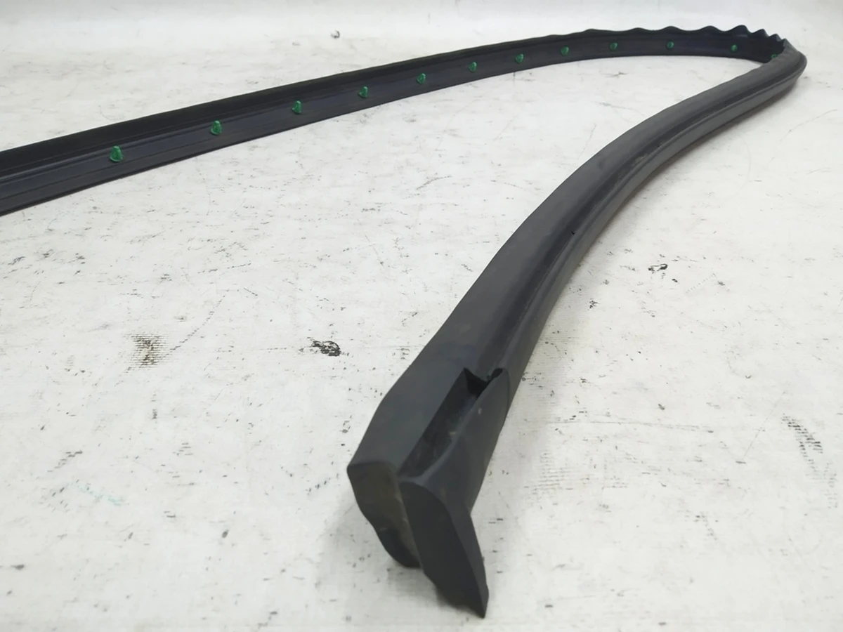 Ущільнювач для порогу лівий Audi E-tron 4KE833177B