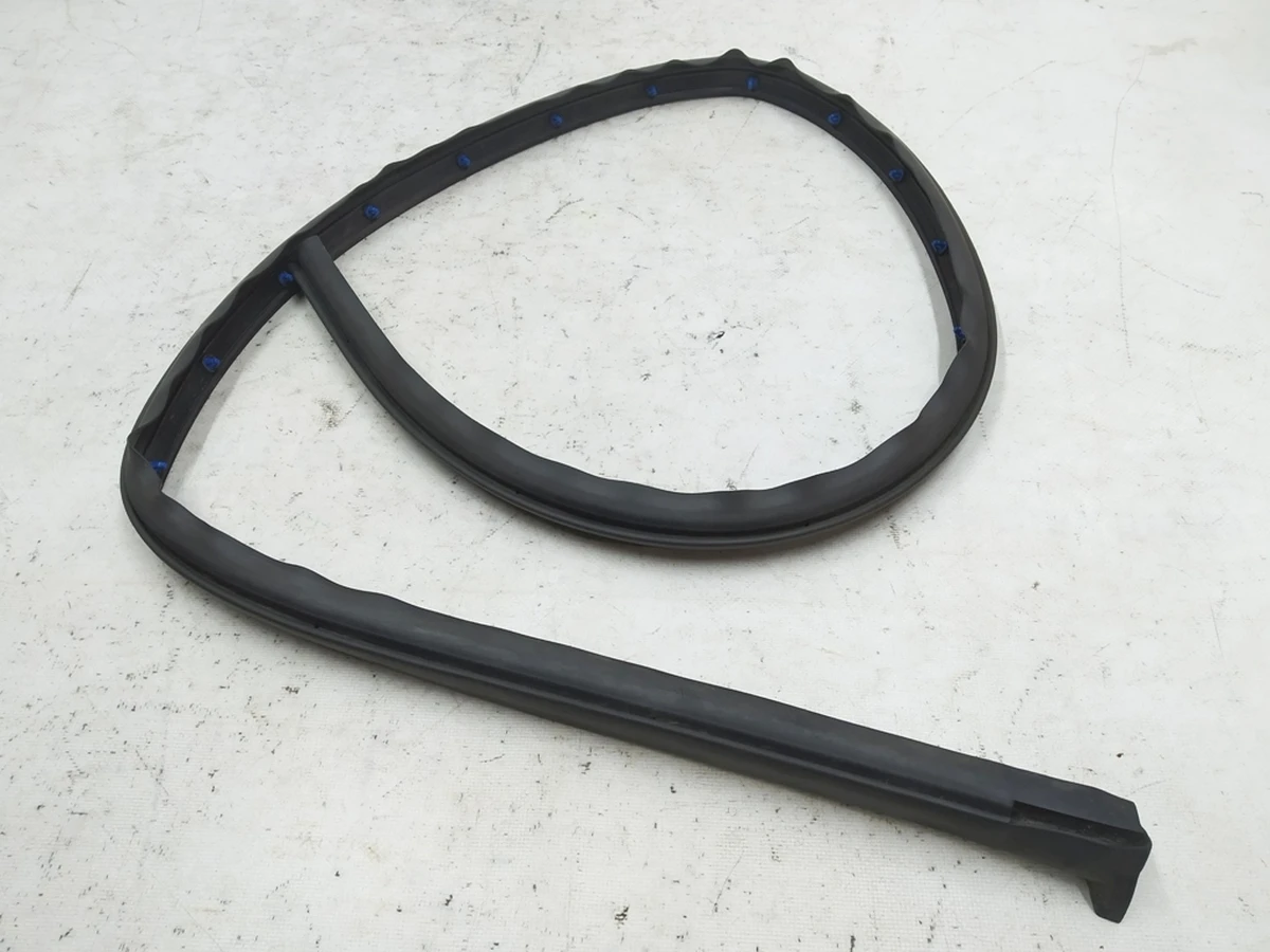 Уплотнитель для порога правый Audi E-tron 4KE833178B